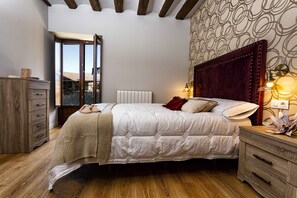 1 habitación, escritorio, tabla de planchar con plancha y cuna de viaje 