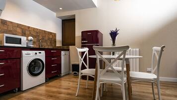 Een koelkast, een magnetron, een oven, een kookplaat