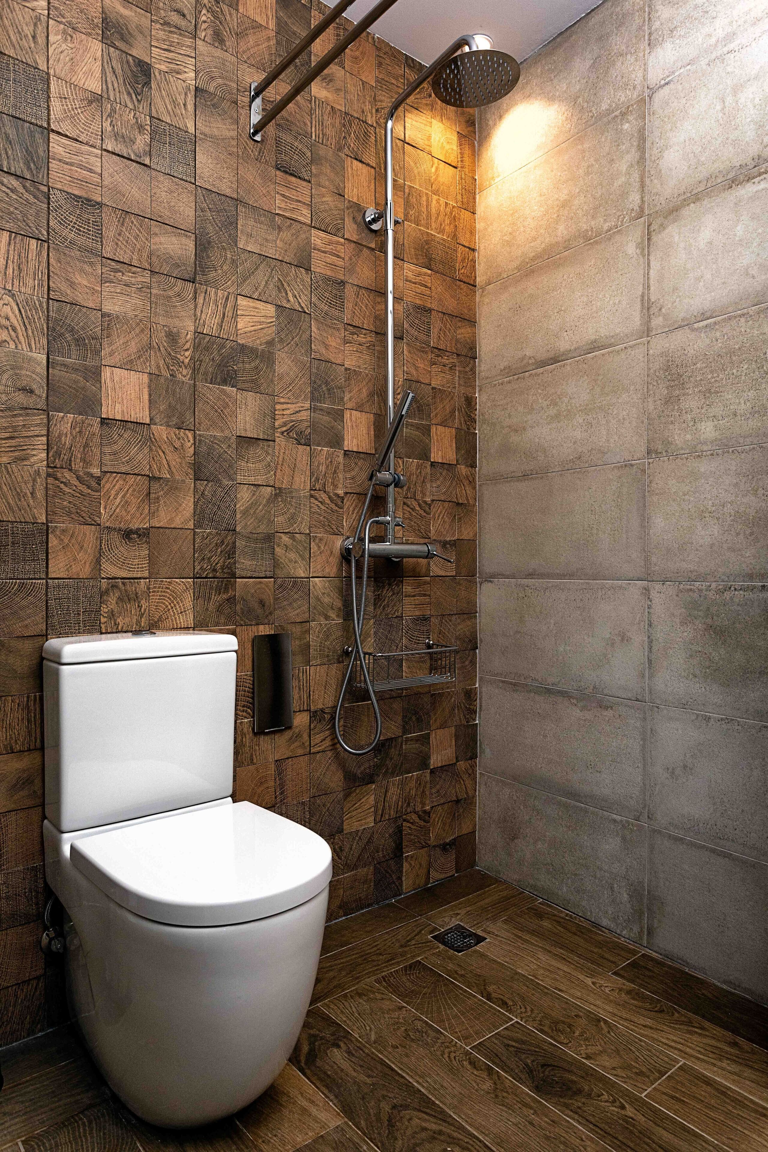 Een douche, milieuvriendelijke toiletartikelen, een haardroger