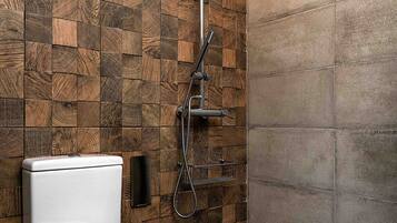 Een douche, milieuvriendelijke toiletartikelen, een haardroger