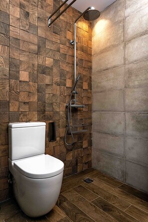 Een douche,  milieuvriendelijk toiletgerief, een haardroger, een bidet