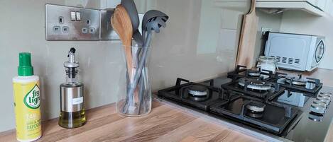 Een koelkast, een magnetron, een oven, een vaatwasser