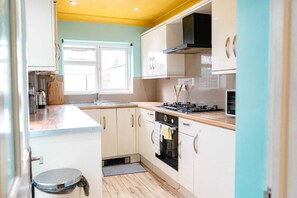 Fridge, microwave, oven, dishwasher - Nice property - close to Selhurst, East Croydon and West Croydon stations! (Croydon)