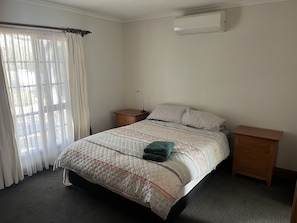 4 bedrooms, iron/ironing board, free WiFi, bed sheets