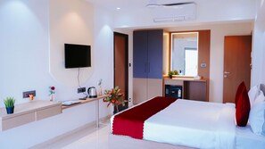Quarto luxo, 1 cama King, vista para a cidade, ao lado do lago | 1 quarto, roupas de cama antialérgicas, edredons de pluma