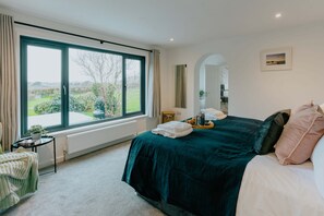 4 bedrooms, iron/ironing board, WiFi, bed sheets - Number 8  -  a house  that sleeps 8 guests  in 4 bedrooms (Croyde)