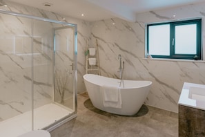 Shower, hair dryer - Number 8 - a house that sleeps 8 guests in 4 bedrooms (Croyde)