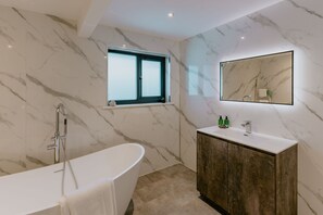 Shower, hair dryer - Number 8  -  a house  that sleeps 8 guests  in 4 bedrooms (Croyde)