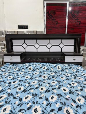 Escritorio, wifi gratis y ropa de cama 