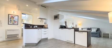 Réfrigérateur, micro-ondes, lave-vaisselle, cafetière/bouilloire