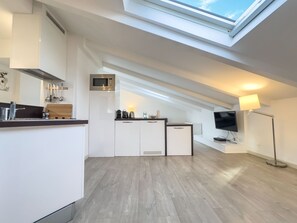 Fridge, microwave, dishwasher, coffee/tea maker