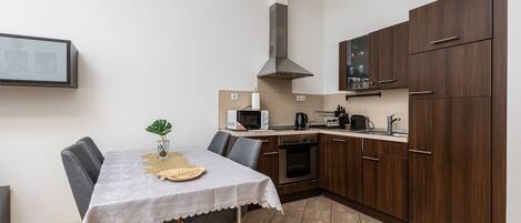 Apartamento Deluxe | Cocina privada | Frigorífico, microondas, horno y placa de cocina