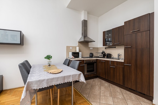Deluxe Apartment | Private kitchen | Fridge, microwave, oven, stovetop