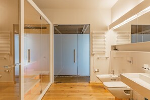 Een haardroger, handdoeken, toiletpapier