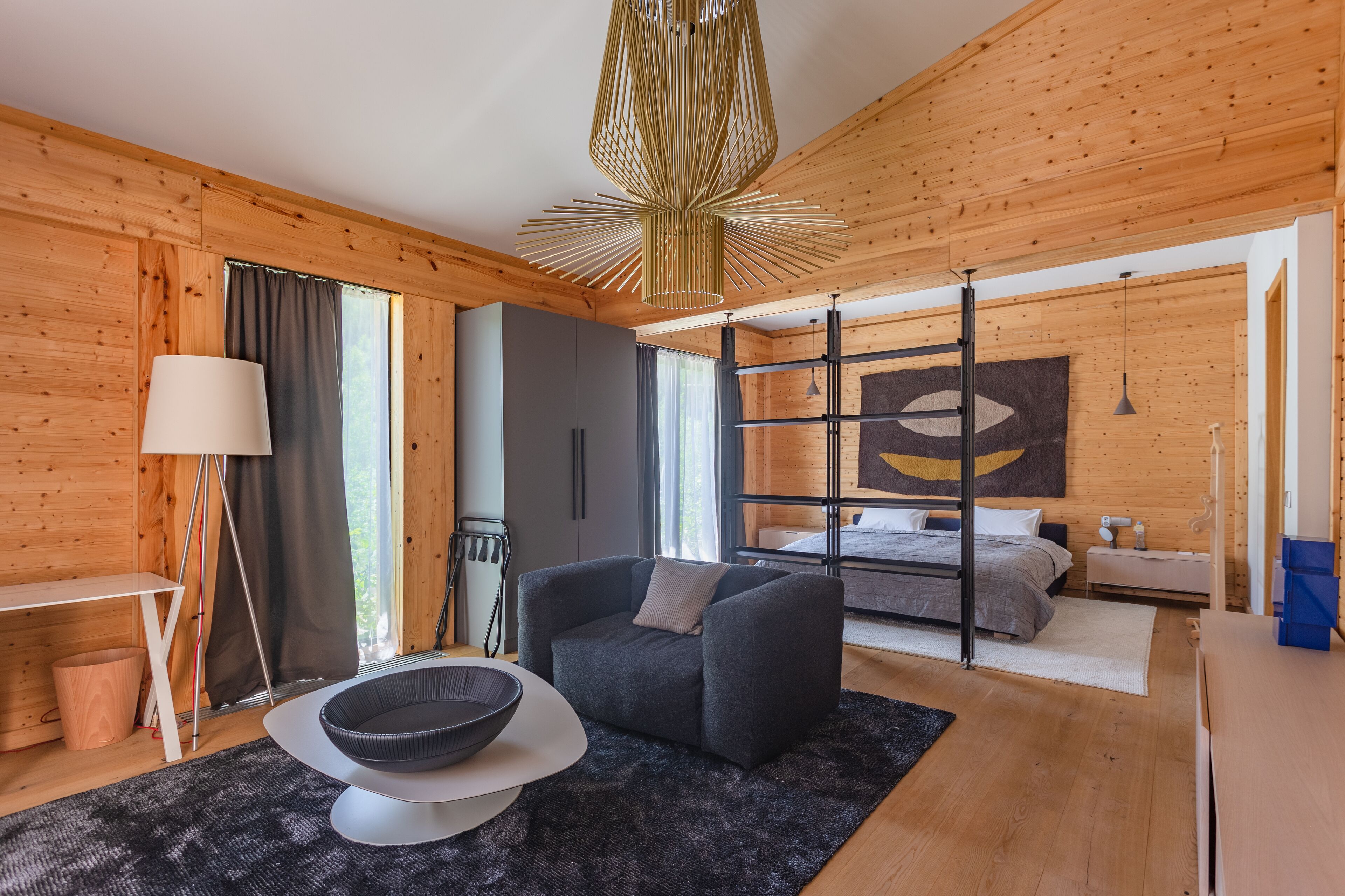 6 bedrooms, desk, WiFi, bed sheets