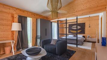 6 bedrooms, desk, WiFi, bed sheets