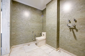 Dusche, Regendusche, kostenlose Toilettenartikel, Hausschuhe