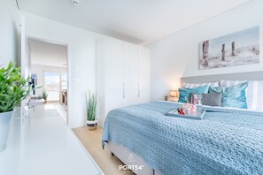 2 quartos, ferros/tábuas de passar roupa, berço de viagem