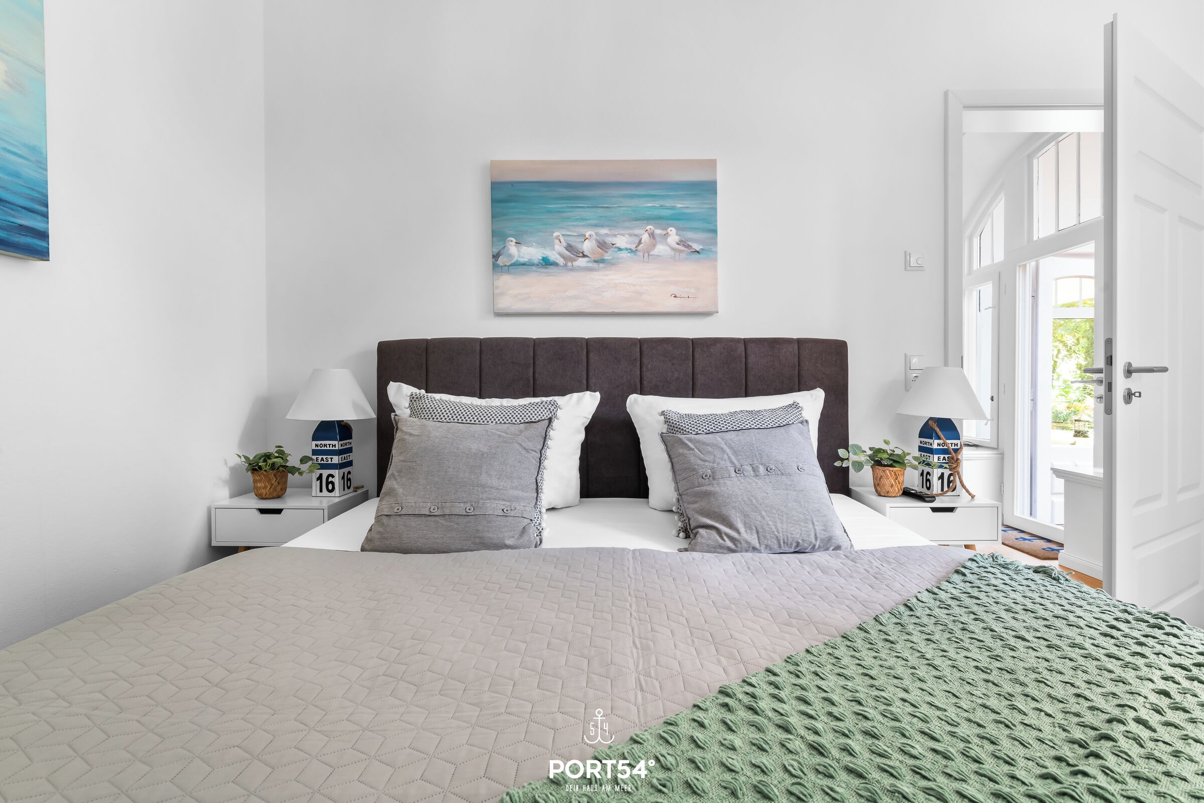 2 sovrum, skrivbord, strykjärn/strykbräda och resesäng