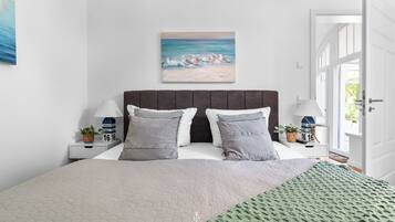 2 Schlafzimmer, Schreibtisch, Bügeleisen/Bügelbrett, Reisekinderbett