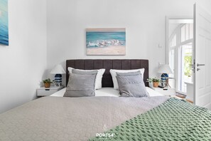 2 chambres, bureau, fer et planche à repasser, lit parapluie