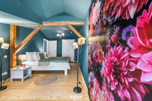 1 dormitorio, escritorio, tabla de planchar con plancha y cuna de viaje