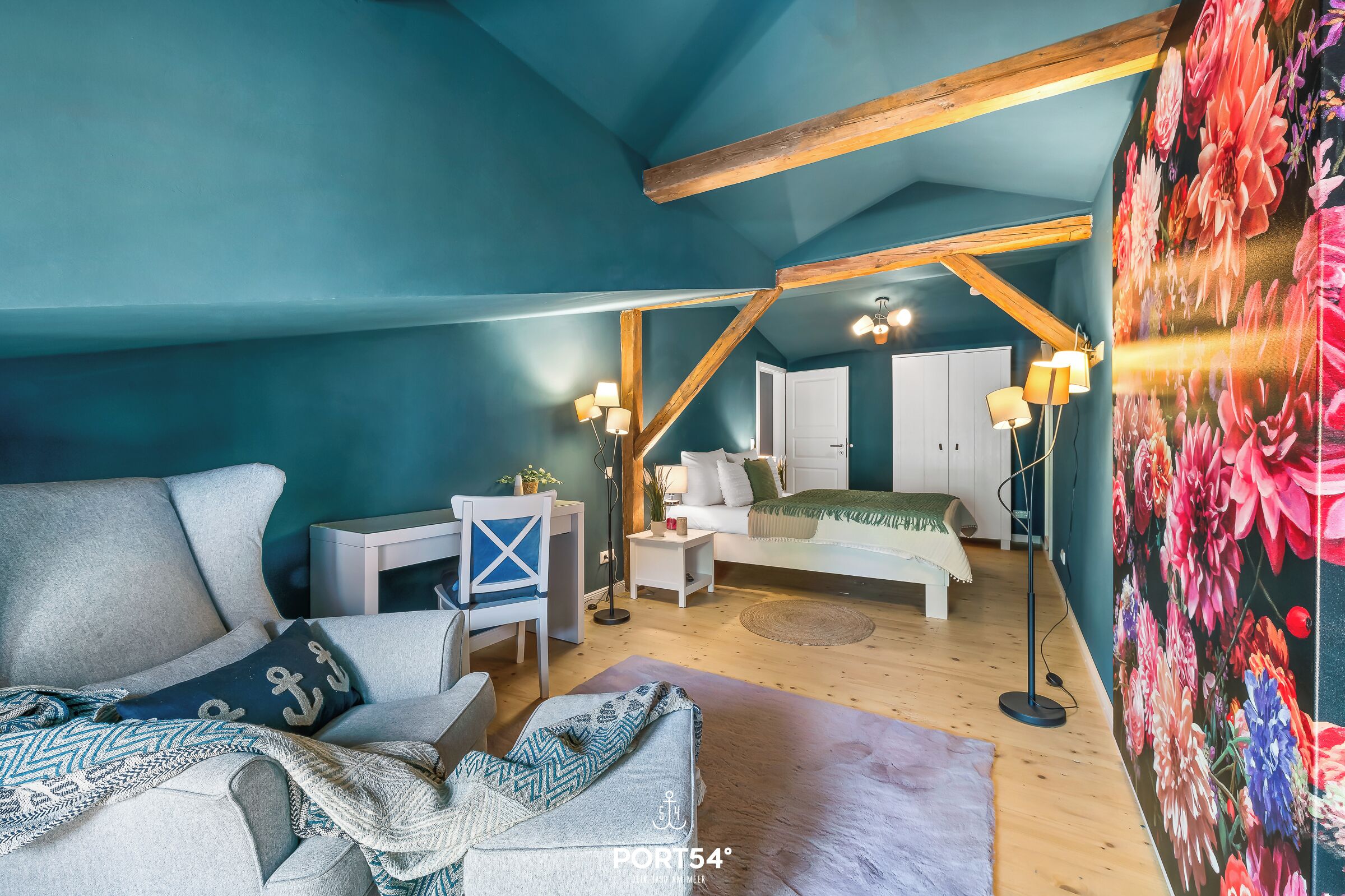 1 soverom, skrivebord, strykejern/-brett og reiseseng for barn