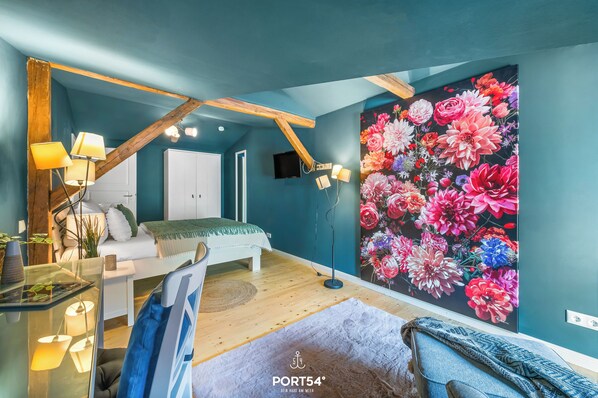 1 dormitorio, escritorio, tabla de planchar con plancha y cuna de viaje