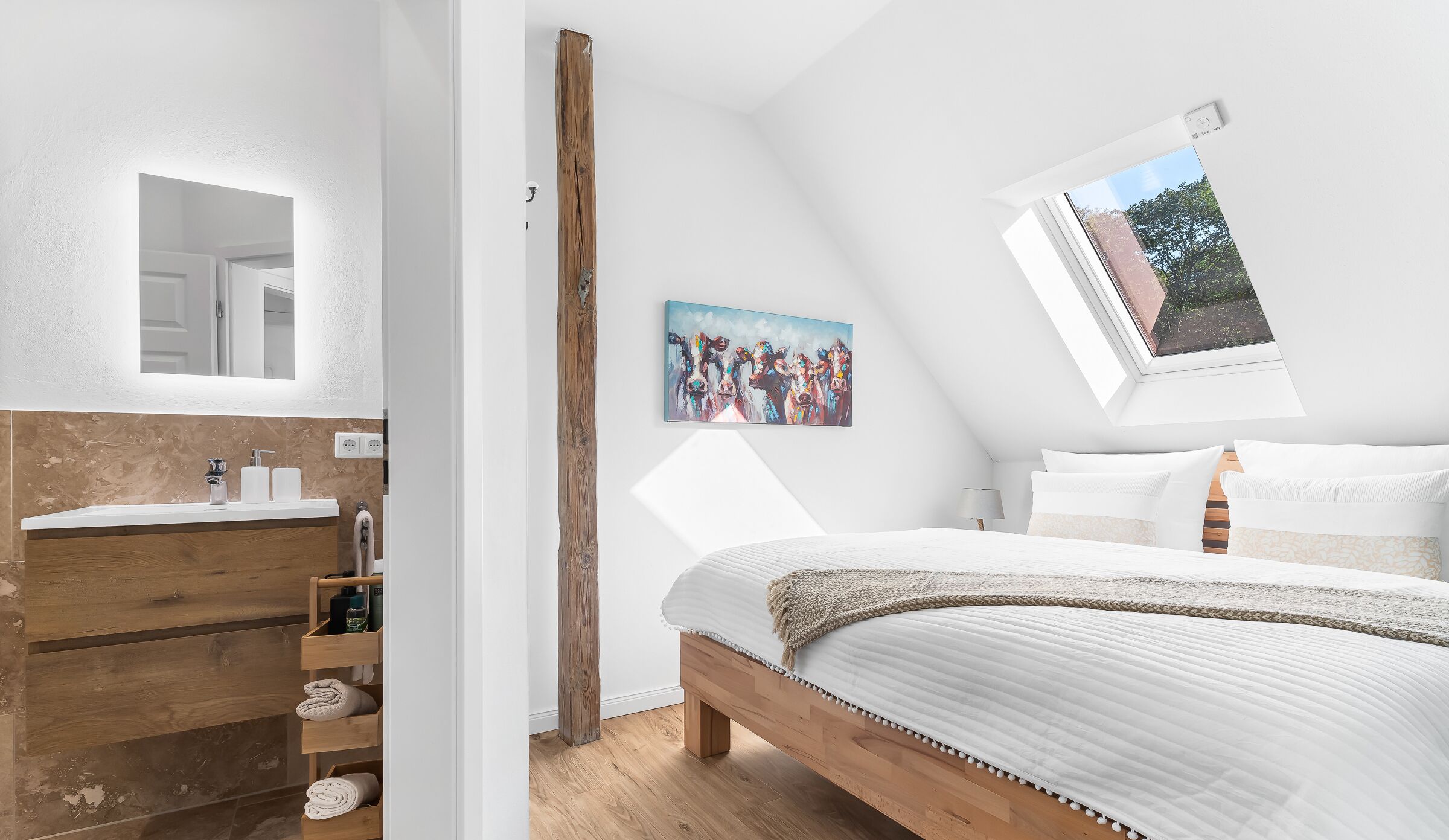 2 camere, una scrivania, ferro/asse da stiro, culla da viaggio