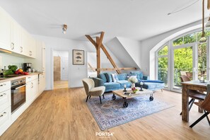 Interior - Ferienwohnung Krabbe mit Balkon, Schlafzimmer und Moderner Einrichtung (Hedwigenkoog)