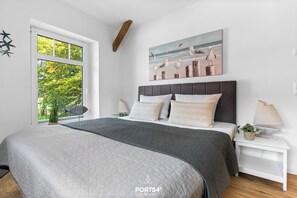 2 habitaciones, escritorio y tabla de planchar con plancha 