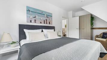 2 soverom, skrivebord, strykejern/-brett og reiseseng for barn