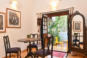 Villa – superior, terrasse, hageutsikt | Oppholdsområde