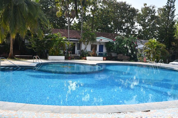 2 outdoor pools