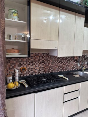 Kjøleskap, mikrobølgeovn, ovn og kokeplater