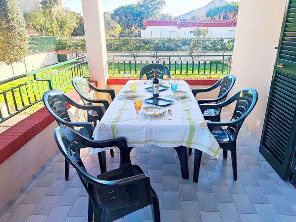Outdoor dining