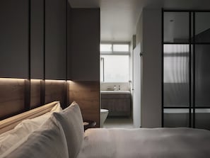 Deluxe Double Room | Down comforters, individually decorated, soundproofing, free WiFi - Guangfa Hotel (Tainan)