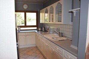 Fridge, microwave, oven, stovetop - Meublé de Tourisme en Pleine Nature, au Départ des Sentiers de Marche et de VTT (BAERENTHAL)