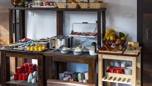 A buffet setup with various food items and beverages. - B&B Plitvice Queen (Plitvicka Jezera)