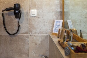 Shower, hair dryer, towels, soap - B&B Plitvice Queen (Plitvicka Jezera)