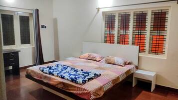 3 chambres, fer et planche à repasser, Wi-Fi, draps fournis