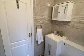 Shower, hair dryer, towels, soap - Gated home close to Birmingham City Centre (Oldbury)