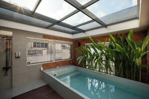 Studio suite with pool