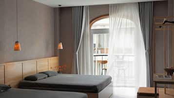 Family suite with balcony | Een bureau, geluiddichte muren, gratis wifi, beddengoed