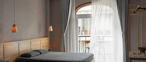 Family suite with balcony | Escritorio, insonorización, wifi gratis y ropa de cama