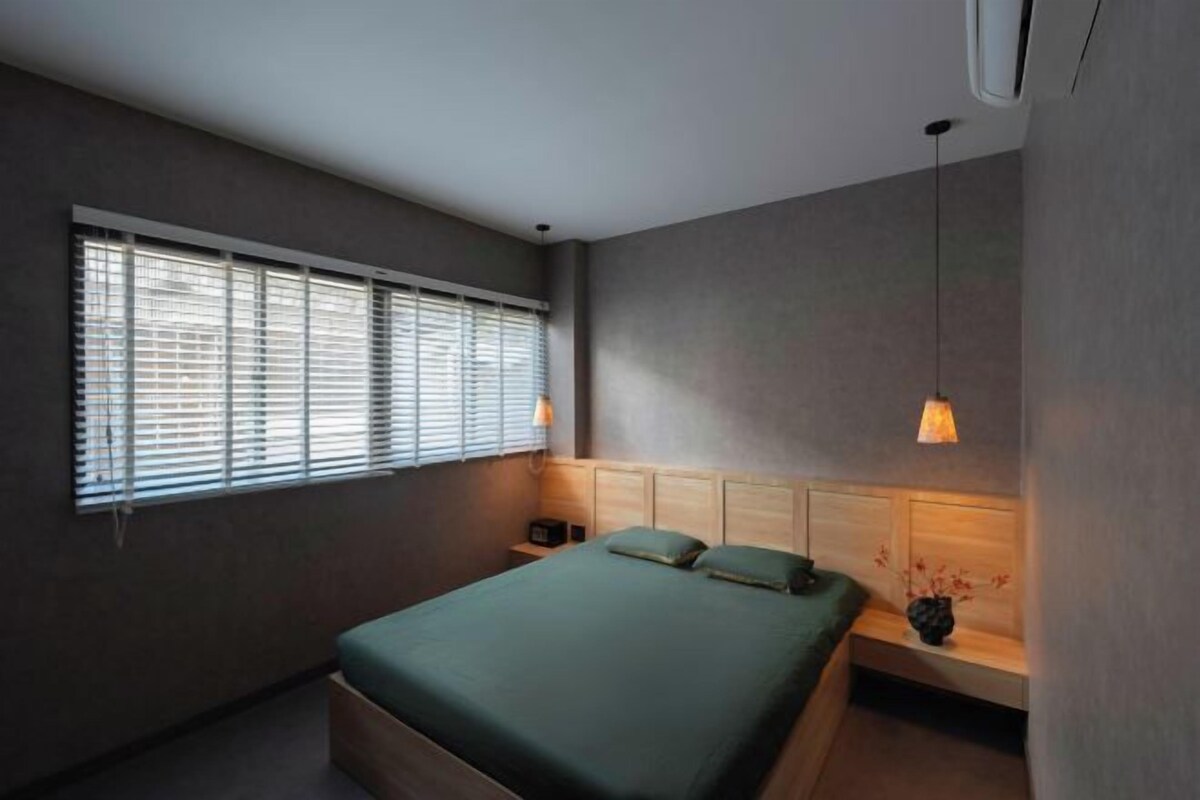 Desk, soundproofing, WiFi (free), bed sheets