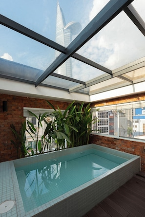 Studio suite with pool | โต๊ะทำงาน, ห้องเก็บเสียง, Wi-Fi ฟรี, ผ้าปูที่นอน