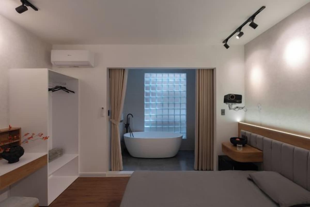 Desk, soundproofing, WiFi (free), bed sheets