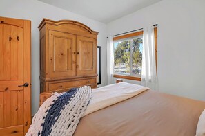 5 makuuhuonetta, työpöytä, silitysrauta/-lauta, vauvan matkasänky