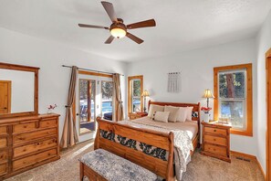 5 soverom, skrivebord, strykejern/-brett og reiseseng for barn